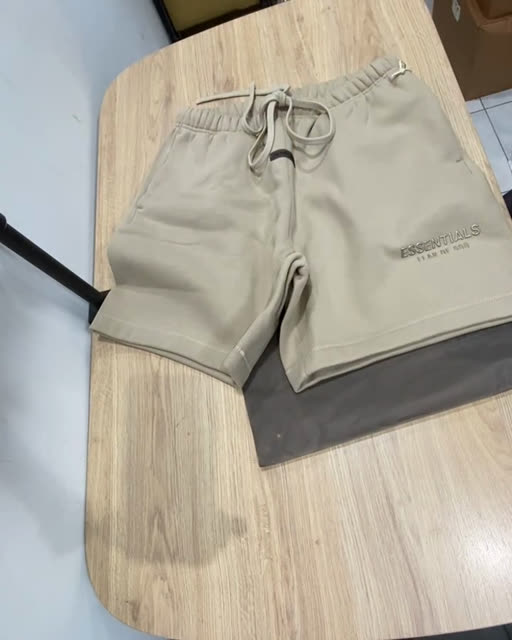 Essentials 25FW 金屬色 字體 木褐色 棉短褲 S號