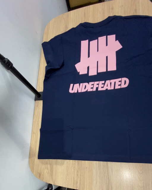 Undefeated 26 深藍色 短袖 粉色字體 L