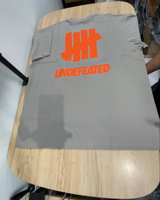 Undefeted 26SS 灰褐色 橘紅字 短袖 L