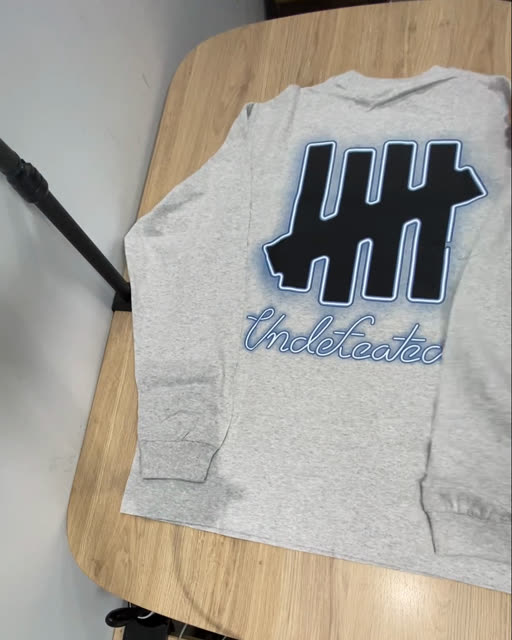 Undefeated 柵欄 26 霓虹字體 薄長袖 灰色 M
