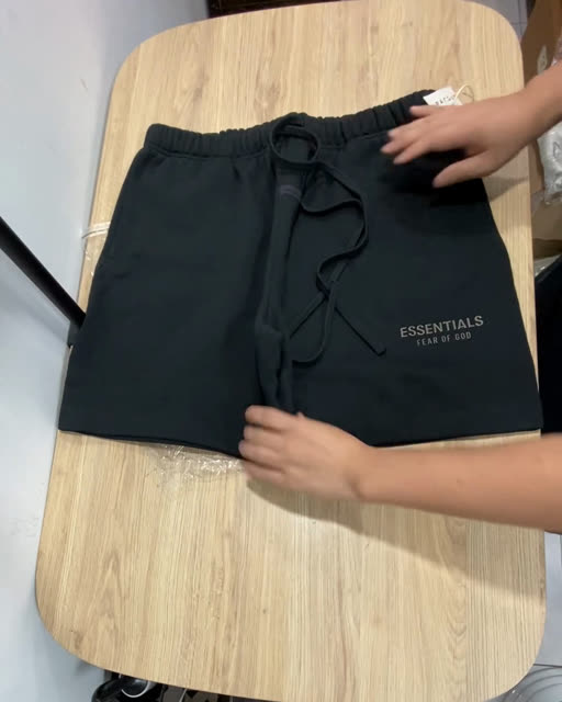 Essentials 25FW 金屬色字體 經典版型 棉短褲 黑色 L